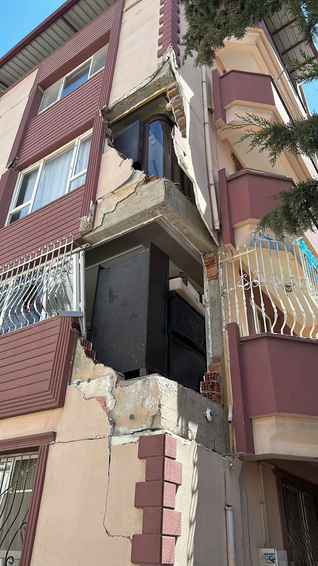 Deprem sonrası ağır hasarlı bina cephesi, BHT saha incelemesi