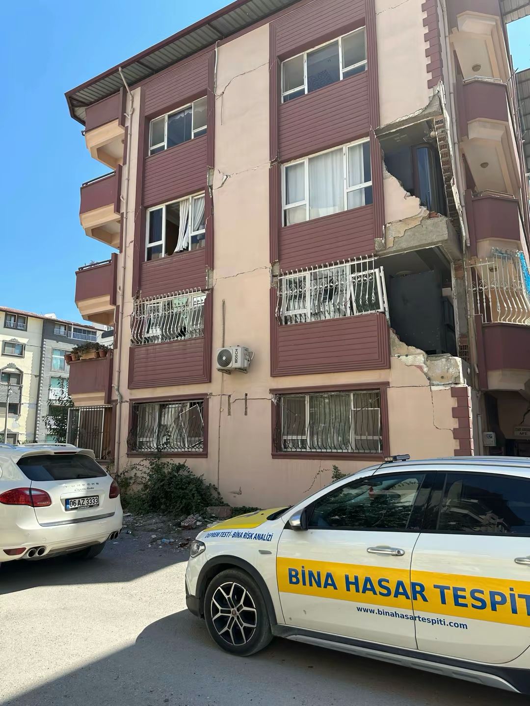 Hasar tespiti yapılan apartman ve BHT ekip aracı