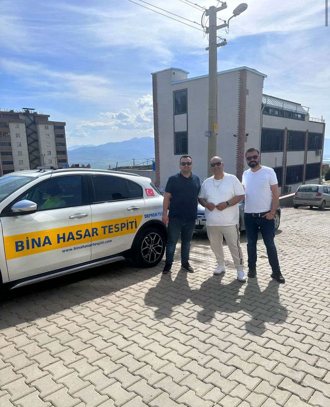 BHT saha aracı önünde teknik ekip
