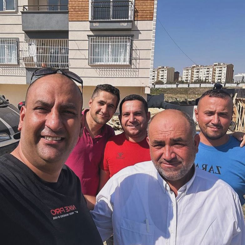 Saha ekibi bina önünde grup fotoğrafı