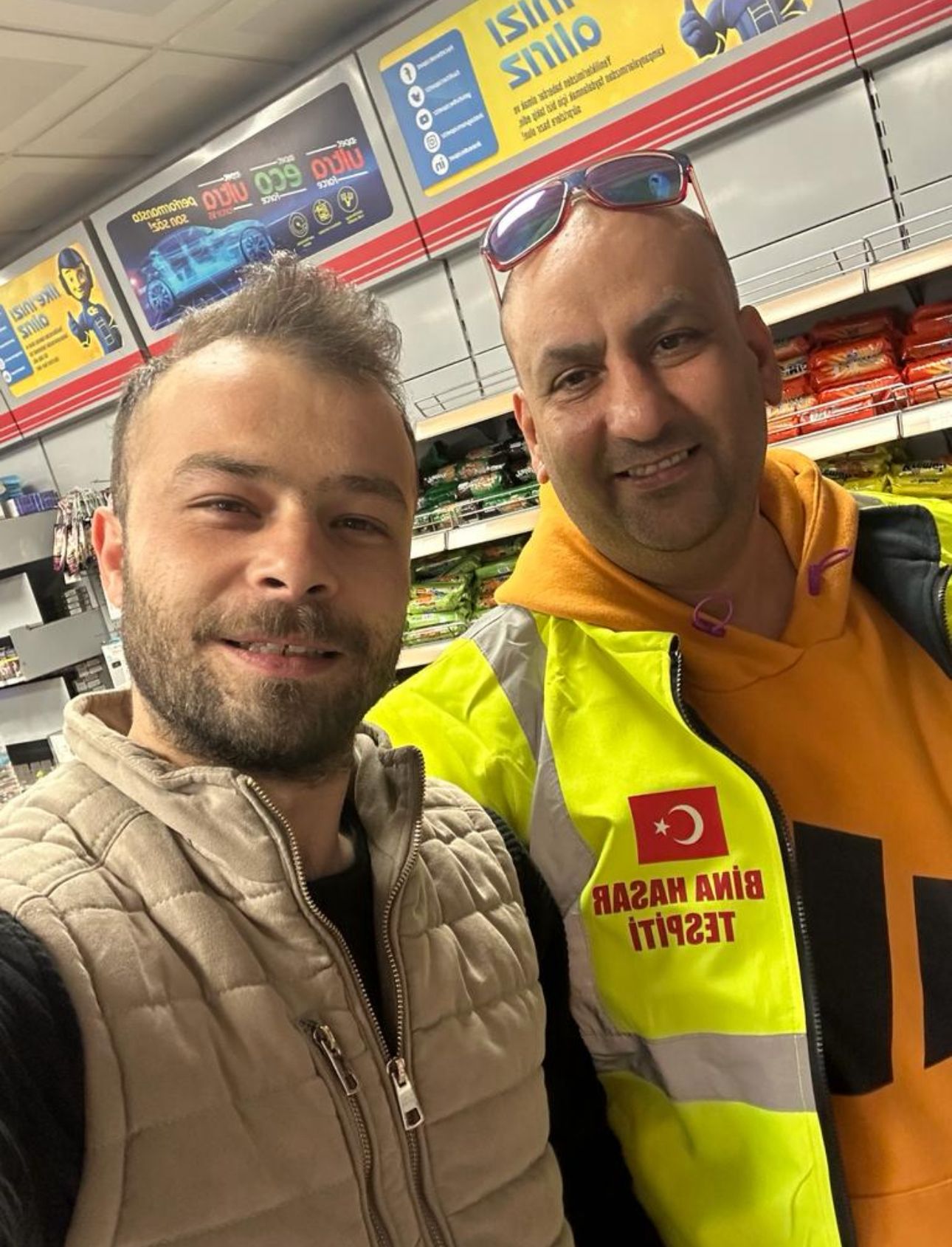 Bina hasar tespiti yelekli saha personeli