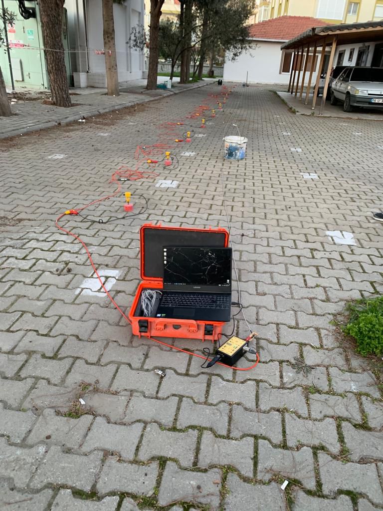 MASW sismik veri toplama, sahadaki kayıt ünitesi ve jeofonlar
