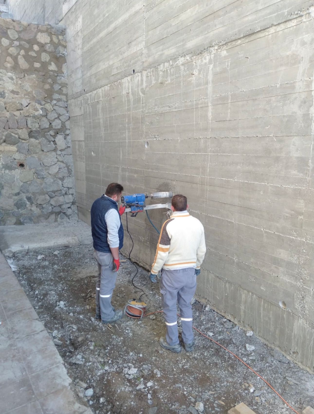 Karot alımı çalışması, beton perde duvar