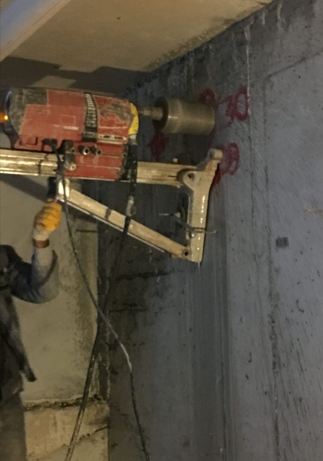 Karot makinesi ile kolon delgi işlemi